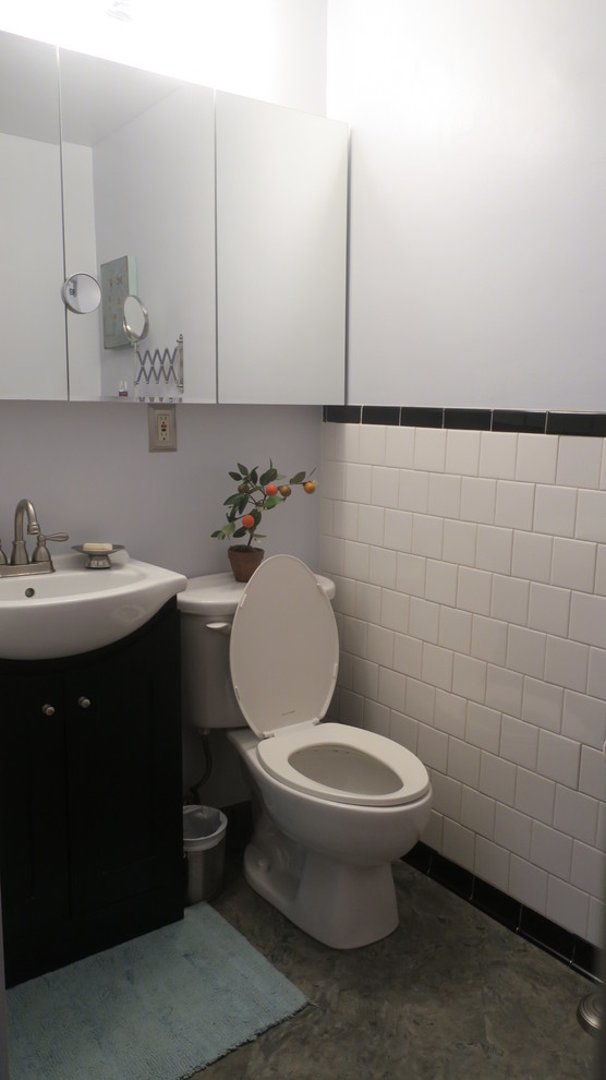 На фото: маленькая ванная комната в стиле неоклассика (современная классика) с плоскими фасадами, темными деревянными фасадами, душем в нише, раздельным унитазом, белой плиткой, керамической плиткой, серыми стенами, полом из винила, душевой кабиной, монолитной раковиной, зеленым полом, душем с распашными дверями и белой столешницей для на участке и в саду