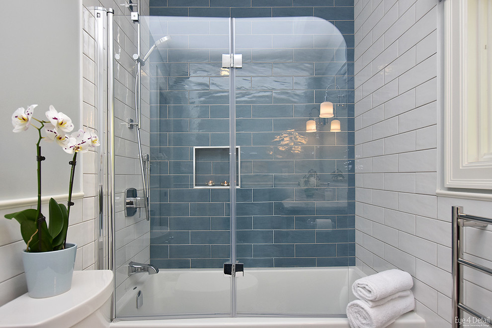 Стильный дизайн: маленькая ванная комната в классическом стиле с фасадами в стиле шейкер, темными деревянными фасадами, ванной в нише, душем в нише, раздельным унитазом, синей плиткой, керамогранитной плиткой, синими стенами, полом из мозаичной плитки, врезной раковиной и столешницей из кварцита для на участке и в саду - последний тренд