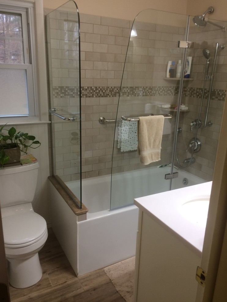 Стильный дизайн: маленькая ванная комната в стиле кантри с белыми фасадами, угловой ванной, душем над ванной, раздельным унитазом, бежевой плиткой, коричневой плиткой, каменной плиткой, бежевыми стенами, полом из керамической плитки, душевой кабиной, подвесной раковиной, столешницей из искусственного камня, бежевым полом и душем с распашными дверями для на участке и в саду - последний тренд