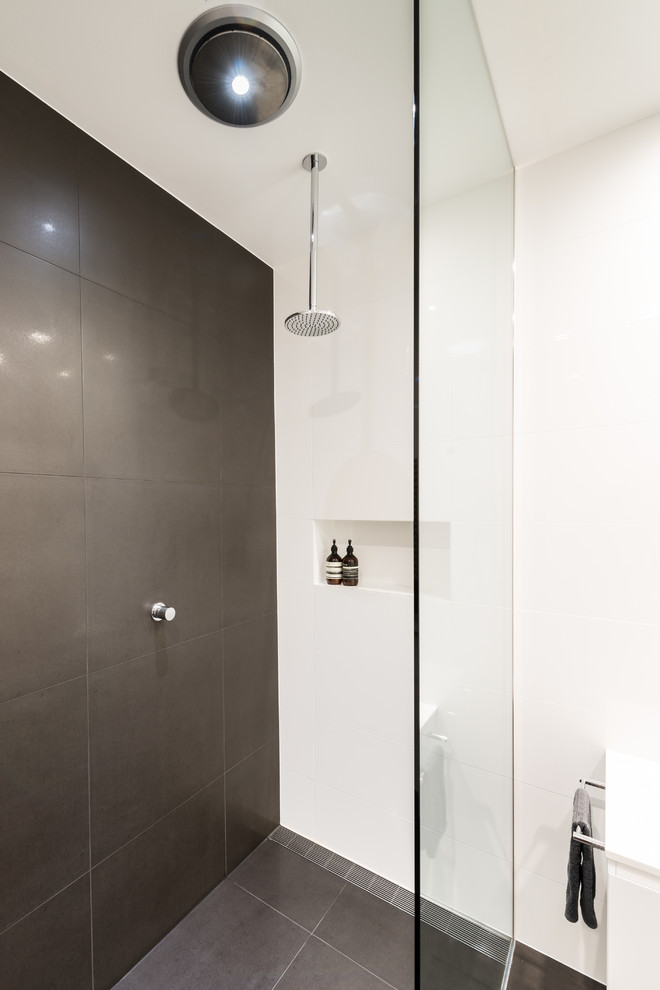 Esempio di una stanza da bagno con doccia design di medie dimensioni con lavabo a bacinella, ante bianche, doccia aperta, WC a due pezzi, piastrelle nere e pareti bianche