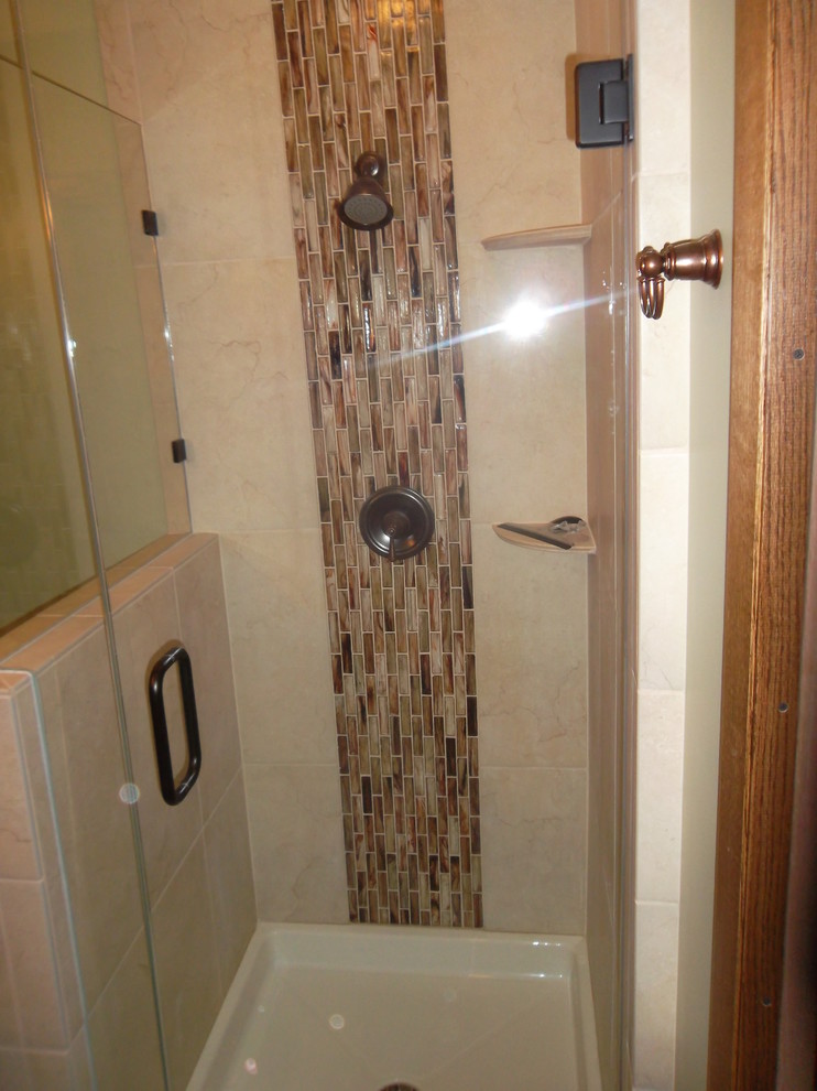 Esempio di una piccola stanza da bagno con doccia classica con lavabo integrato, ante con riquadro incassato, ante in legno bruno, doccia ad angolo, WC a due pezzi, pareti verdi e pavimento in pietra calcarea