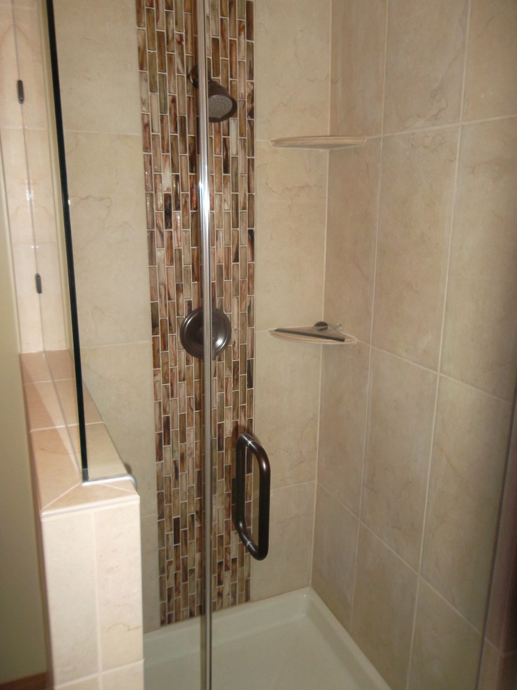 Exempel på ett litet modernt badrum med dusch, med ett integrerad handfat, luckor med infälld panel, skåp i mörkt trä, en toalettstol med separat cisternkåpa, gröna väggar, kalkstensgolv och en hörndusch