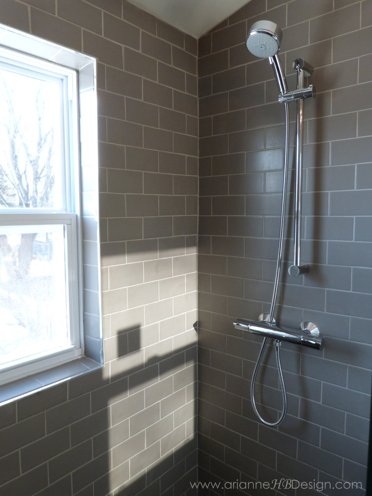 Bild på ett litet funkis badrum med dusch, med en öppen dusch, grå kakel och keramikplattor
