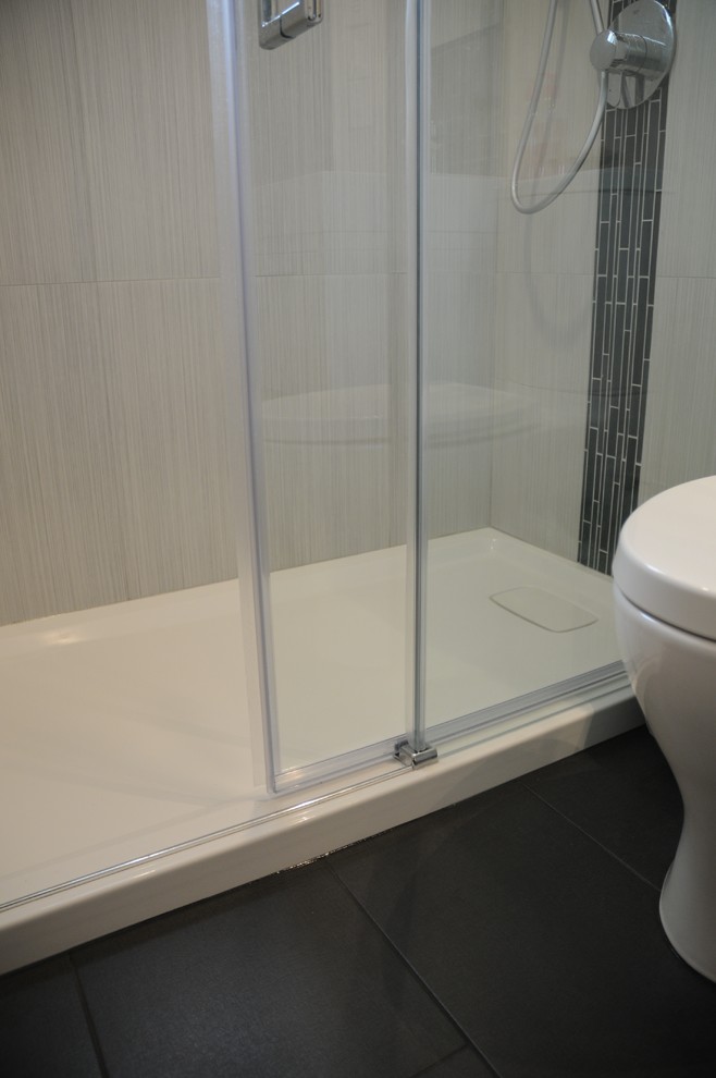 Idee per una stanza da bagno minimalista di medie dimensioni con doccia alcova, WC a due pezzi, piastrelle nere e piastrelle in gres porcellanato