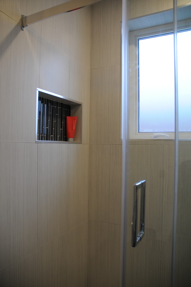 Idée de décoration pour une petite douche en alcôve minimaliste avec des portes de placard blanches, WC séparés, un carrelage noir, des carreaux de porcelaine et un sol en carrelage de porcelaine.