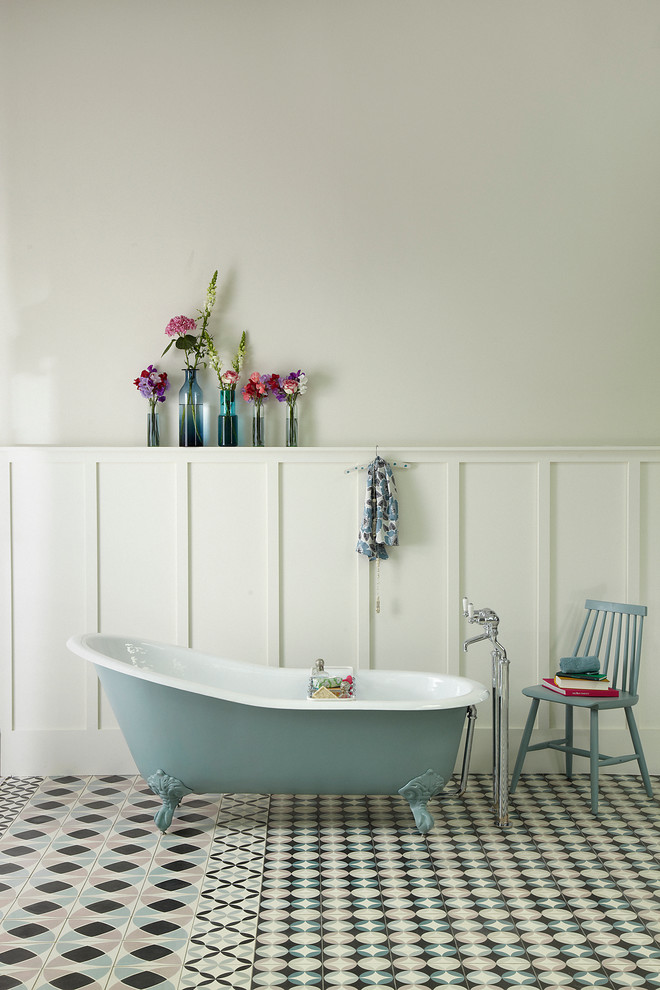 Cette photo montre une salle de bain victorienne de taille moyenne avec une baignoire indépendante, un mur blanc et un sol en carrelage de terre cuite.