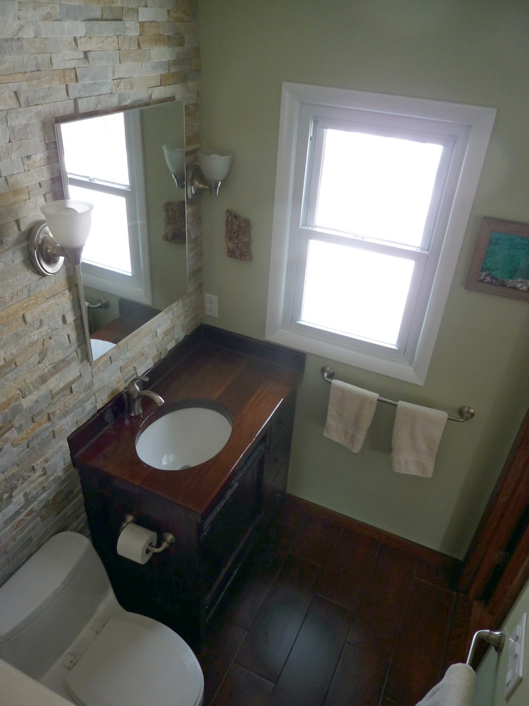 Exempel på ett litet klassiskt en-suite badrum, med ett undermonterad handfat, möbel-liknande, skåp i mörkt trä, träbänkskiva, en toalettstol med hel cisternkåpa, flerfärgad kakel, stenkakel, gröna väggar och klinkergolv i porslin