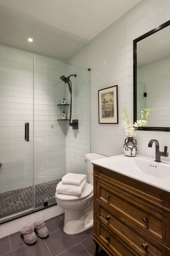 Exemple d'une petite salle de bain principale éclectique en bois brun avec un placard avec porte à panneau surélevé, une douche double, WC séparés, un carrelage blanc, un carrelage en pâte de verre, un mur blanc, un sol en carrelage de porcelaine, un lavabo intégré et un plan de toilette en quartz.