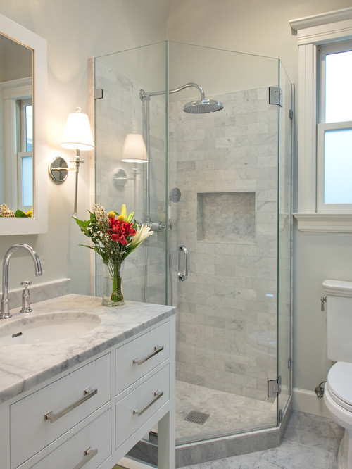 Пример оригинального дизайна: серо-белая ванная комната среднего размера в стиле неоклассика (современная классика) с плоскими фасадами, белыми фасадами, угловым душем, унитазом-моноблоком, серой плиткой, керамогранитной плиткой, серыми стенами, полом из керамогранита, накладной раковиной, мраморной столешницей, душевой кабиной, серым полом и душем с распашными дверями