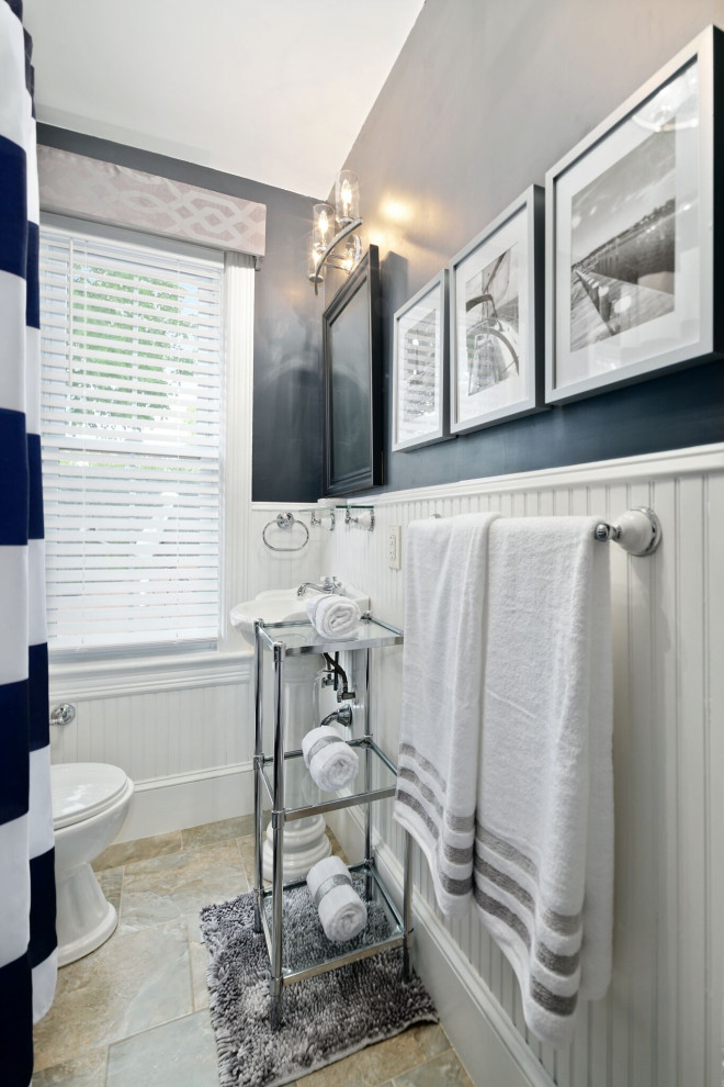 Идея дизайна: маленькая ванная комната в стиле неоклассика (современная классика) с ванной на ножках, душем над ванной, унитазом-моноблоком, белой плиткой, синими стенами, полом из керамической плитки, душевой кабиной, раковиной с несколькими смесителями, бежевым полом и шторкой для ванной для на участке и в саду
