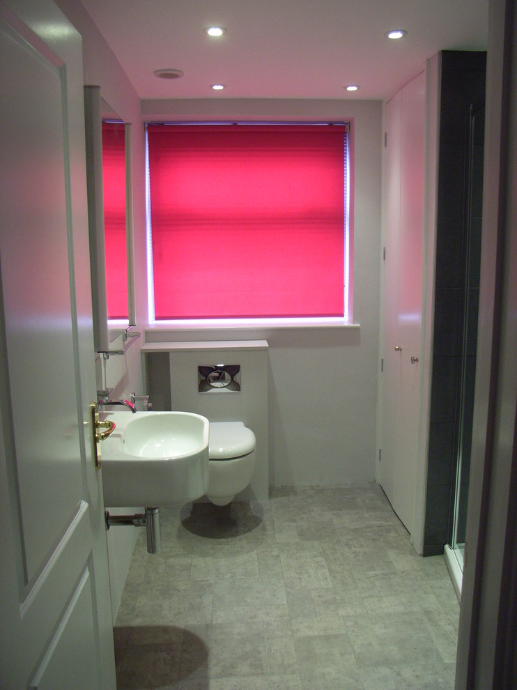 Idée de décoration pour une petite salle de bain design pour enfant avec un lavabo suspendu, WC suspendus, un mur gris et un sol en linoléum.