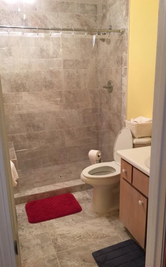 Inspiration för ett litet vintage badrum, med en öppen dusch, en toalettstol med hel cisternkåpa, grå kakel, gula väggar och klinkergolv i keramik