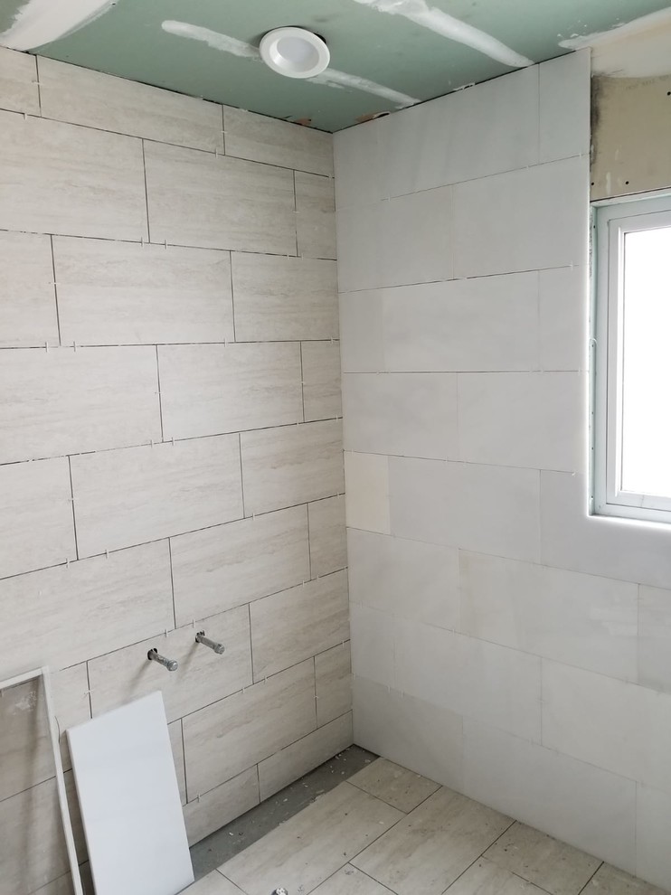 Diseño de cuarto de baño principal, actual, de tamaño medio, con armarios tipo mueble, puertas de armario de madera clara, bañera exenta, ducha esquinera, baldosas y/o azulejos beige, baldosas y/o azulejos de porcelana, encimera de madera, ducha abierta y encimeras marrones