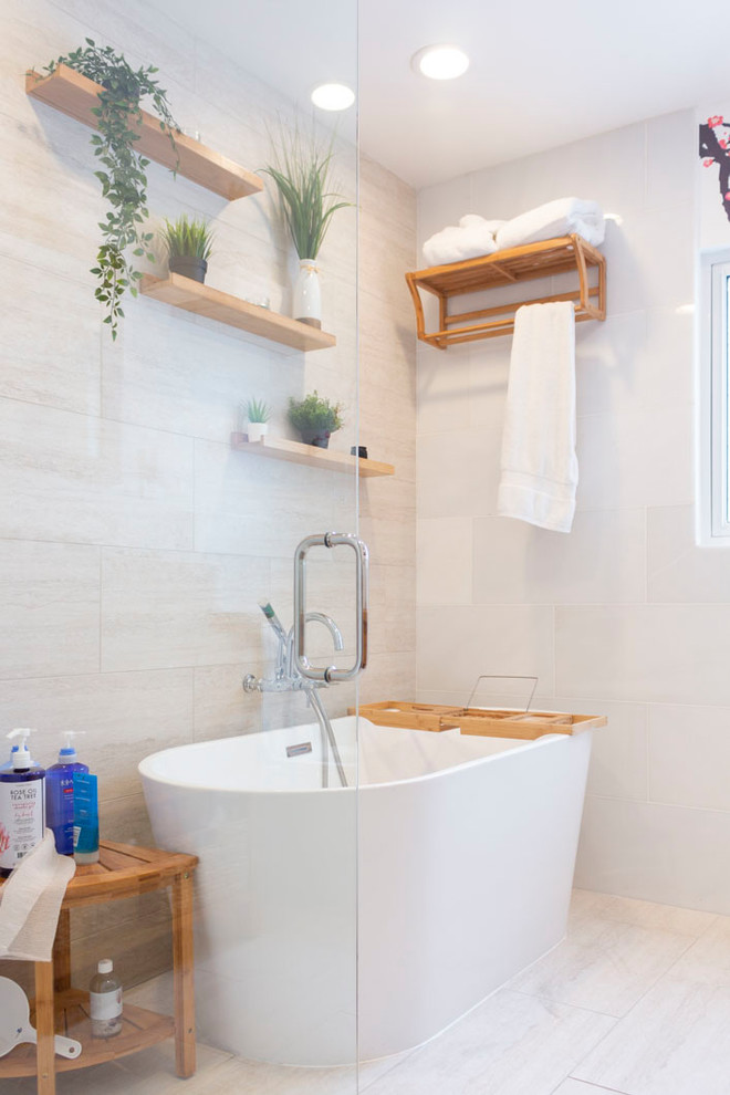 Idéer för ett mellanstort modernt brun en-suite badrum, med skåp i ljust trä, grå väggar, möbel-liknande, ett fristående badkar, en hörndusch, beige kakel, porslinskakel, träbänkskiva och med dusch som är öppen