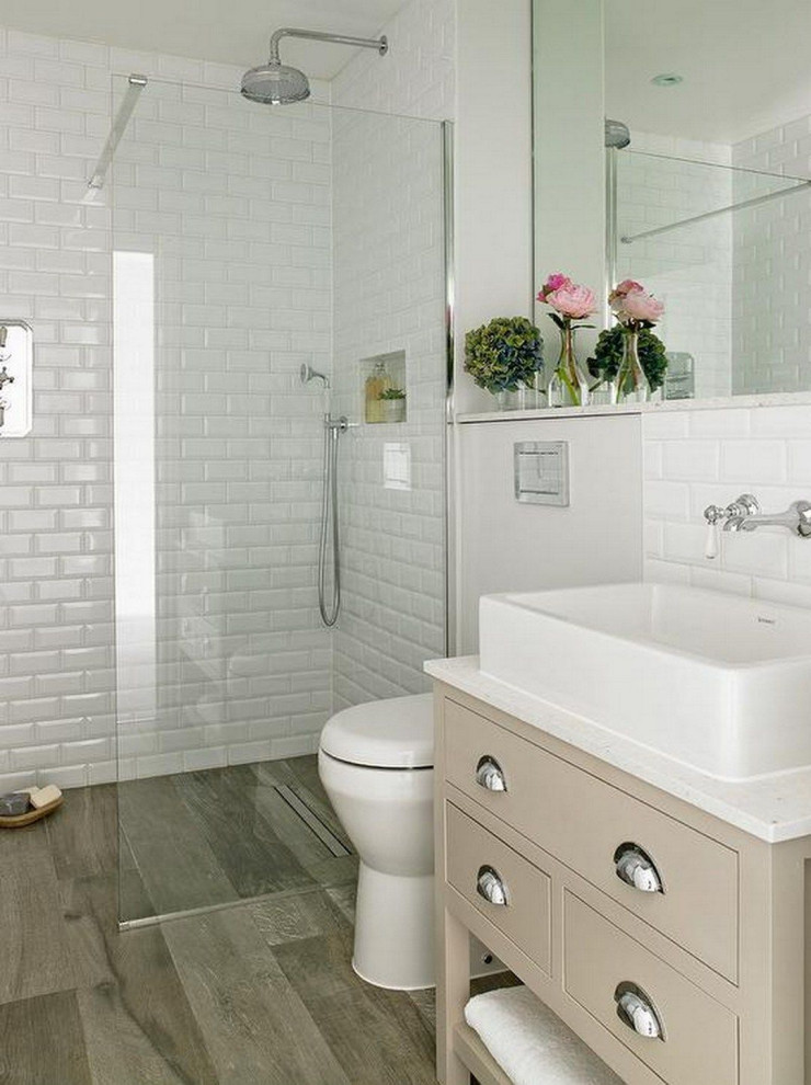 Foto på ett mellanstort vintage vit badrum med dusch, med beige skåp, en dusch i en alkov, vit kakel, porslinskakel, vita väggar, klinkergolv i porslin, ett fristående handfat, brunt golv, med dusch som är öppen och släta luckor