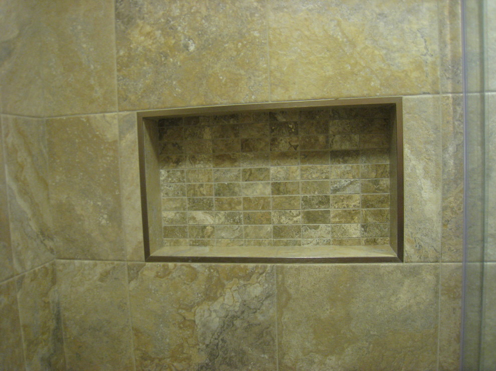 Cette photo montre une petite douche en alcôve principale éclectique avec un placard à porte shaker, des portes de placard marrons, WC à poser, un carrelage beige, un carrelage de pierre, un mur beige, un sol en carrelage de porcelaine, un lavabo encastré et un plan de toilette en granite.