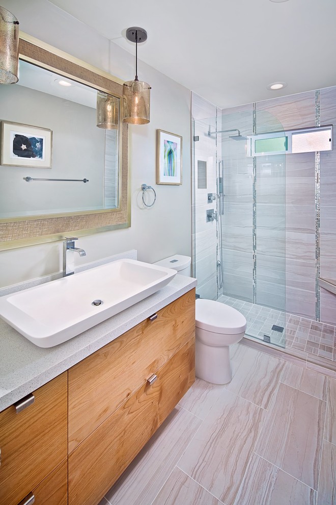 Идея дизайна: маленькая ванная комната в современном стиле для на участке и в саду