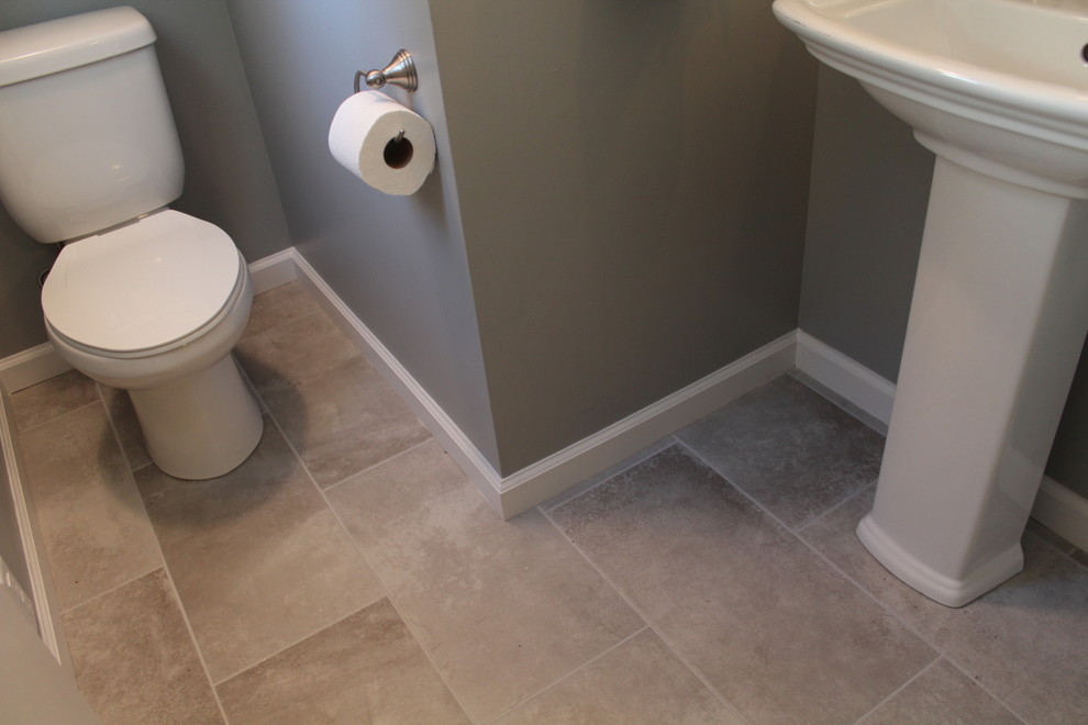 Foto di una piccola stanza da bagno tradizionale con WC a due pezzi, pareti grigie, pavimento con piastrelle in ceramica, lavabo a colonna e pavimento beige