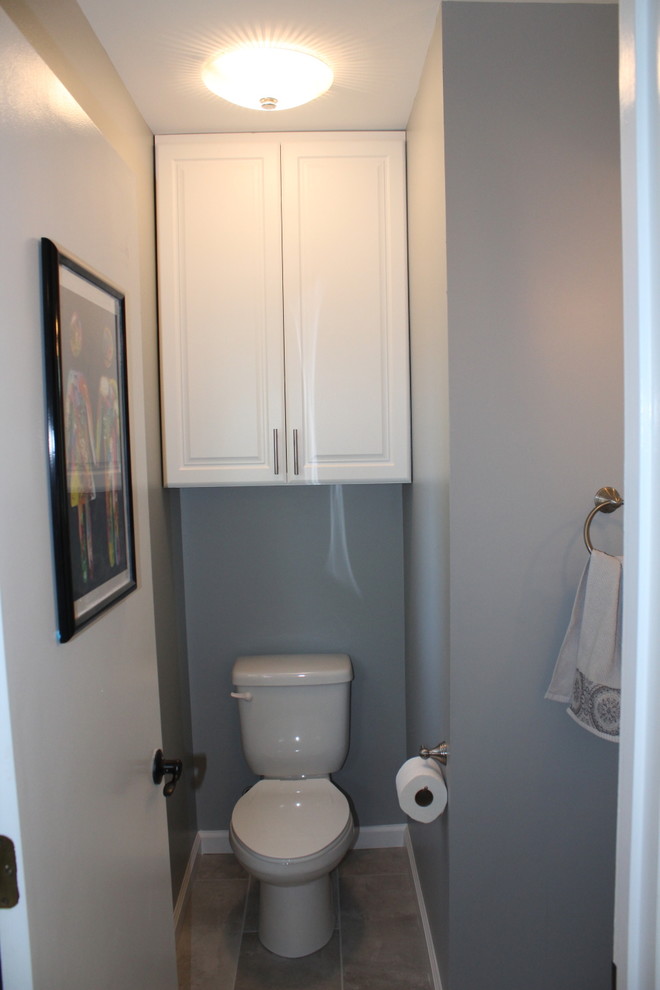 Idee per un piccolo bagno di servizio chic con WC a due pezzi, pareti grigie, pavimento con piastrelle in ceramica, lavabo a colonna e pavimento beige