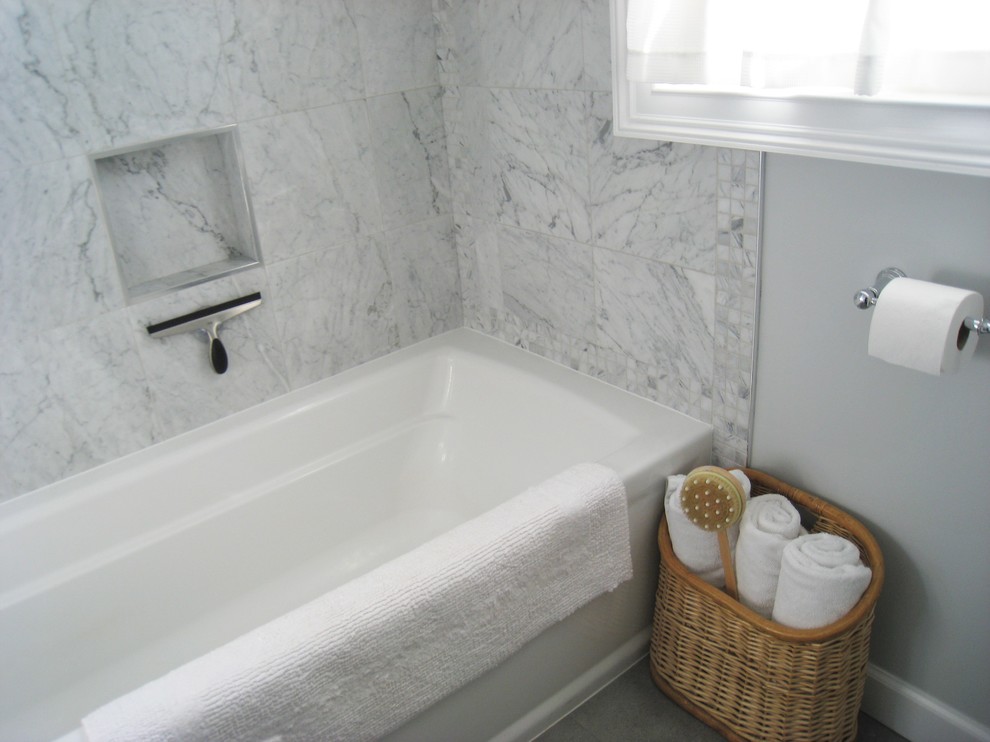 Cette photo montre une petite douche en alcôve chic avec un placard à porte affleurante, des portes de placard grises, une baignoire en alcôve, un carrelage blanc, du carrelage en marbre, un mur gris, un sol en carrelage de porcelaine, un lavabo intégré et un sol gris.