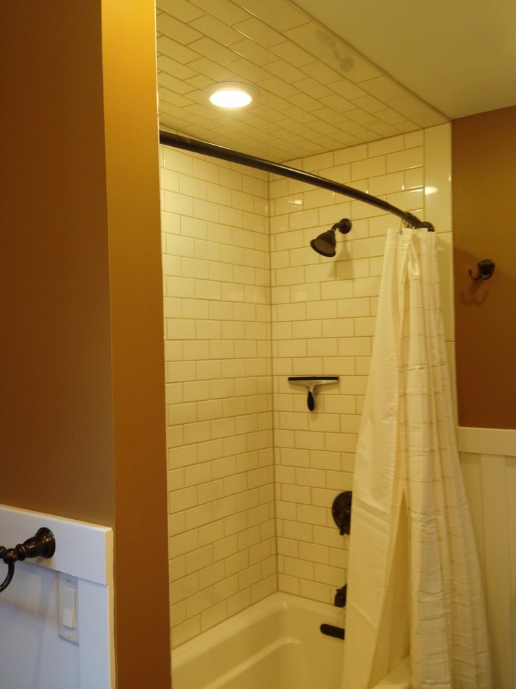 Idéer för att renovera ett litet amerikanskt en-suite badrum, med ett undermonterad handfat, granitbänkskiva, ett badkar i en alkov, en toalettstol med separat cisternkåpa, vit kakel, tunnelbanekakel, klinkergolv i porslin, en dusch i en alkov, vita väggar, brunt golv och dusch med duschdraperi