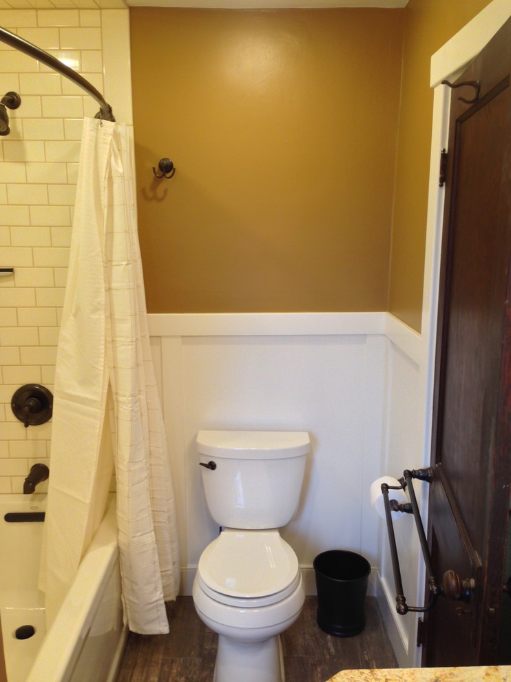 Exemple d'une petite douche en alcôve principale craftsman avec un lavabo encastré, un plan de toilette en granite, une baignoire en alcôve, WC séparés, un carrelage blanc, un carrelage métro, un sol en carrelage de porcelaine, un mur blanc, un sol marron et une cabine de douche avec un rideau.