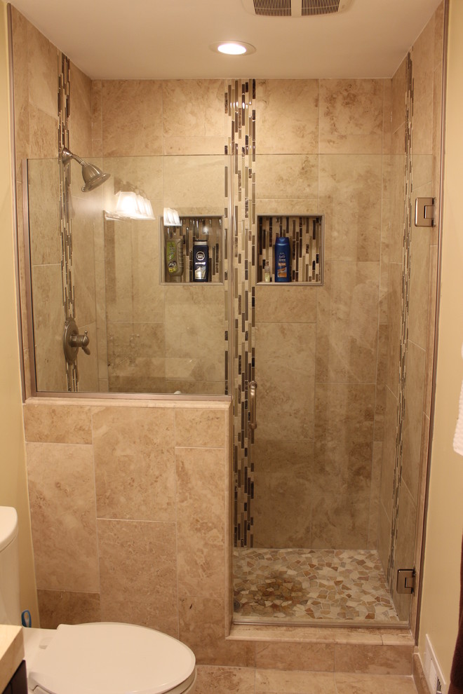 Foto de cuarto de baño principal clásico renovado de tamaño medio con ducha empotrada, sanitario de dos piezas, baldosas y/o azulejos marrones, baldosas y/o azulejos de piedra, paredes beige y suelo de mármol