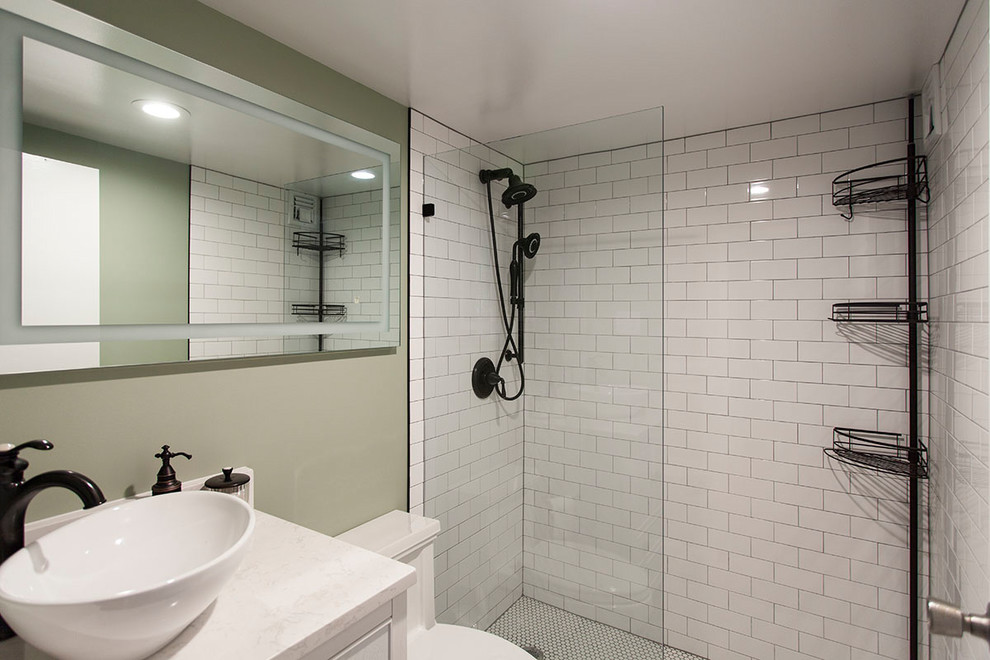 Exempel på ett mellanstort eklektiskt badrum med dusch, med luckor med infälld panel, vita skåp, en dusch i en alkov, en toalettstol med separat cisternkåpa, grå väggar, klinkergolv i keramik, ett fristående handfat, bänkskiva i kvartsit, flerfärgat golv och med dusch som är öppen