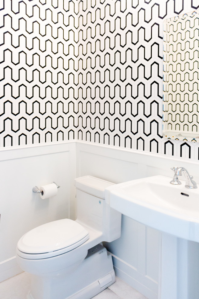 Kleines Stilmix Duschbad mit offenen Schränken, weißen Schränken, Toilette mit Aufsatzspülkasten, farbigen Fliesen, bunten Wänden, Keramikboden, Sockelwaschbecken und grauem Boden in Los Angeles
