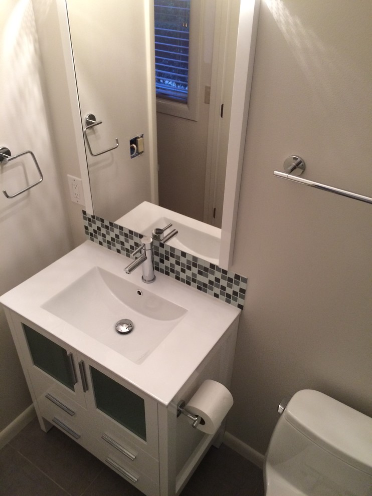На фото: ванная комната среднего размера в современном стиле с плоскими фасадами, белыми фасадами, душем в нише, белой плиткой, керамической плиткой, белыми стенами, полом из керамической плитки, душевой кабиной и монолитной раковиной с