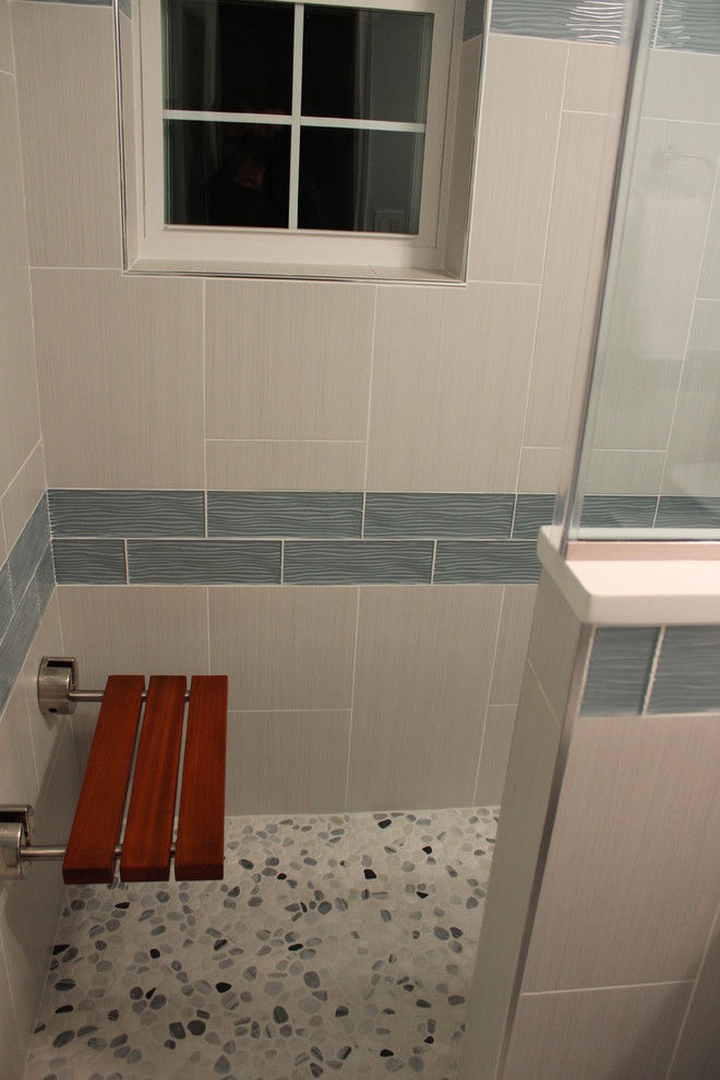 Ispirazione per una stanza da bagno padronale contemporanea di medie dimensioni con doccia alcova, piastrelle multicolore e pavimento in pietra calcarea
