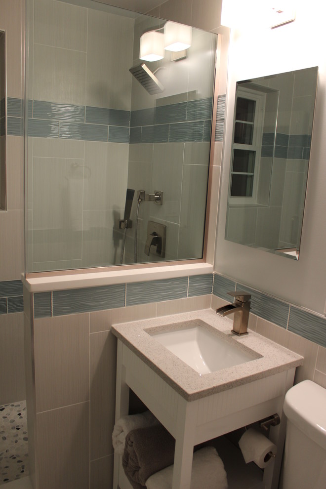 Exemple d'une douche en alcôve principale tendance de taille moyenne avec un lavabo encastré, un placard sans porte, des portes de placard blanches, un plan de toilette en quartz, un carrelage gris, des carreaux de céramique, un mur blanc et un sol en carrelage de céramique.