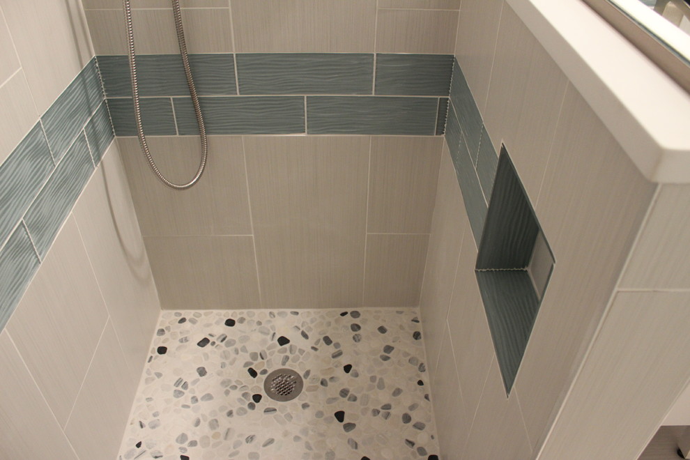 Bild på ett mellanstort funkis en-suite badrum, med öppna hyllor, vita skåp, en dusch i en alkov, en toalettstol med separat cisternkåpa, flerfärgad kakel, vita väggar och kalkstensgolv