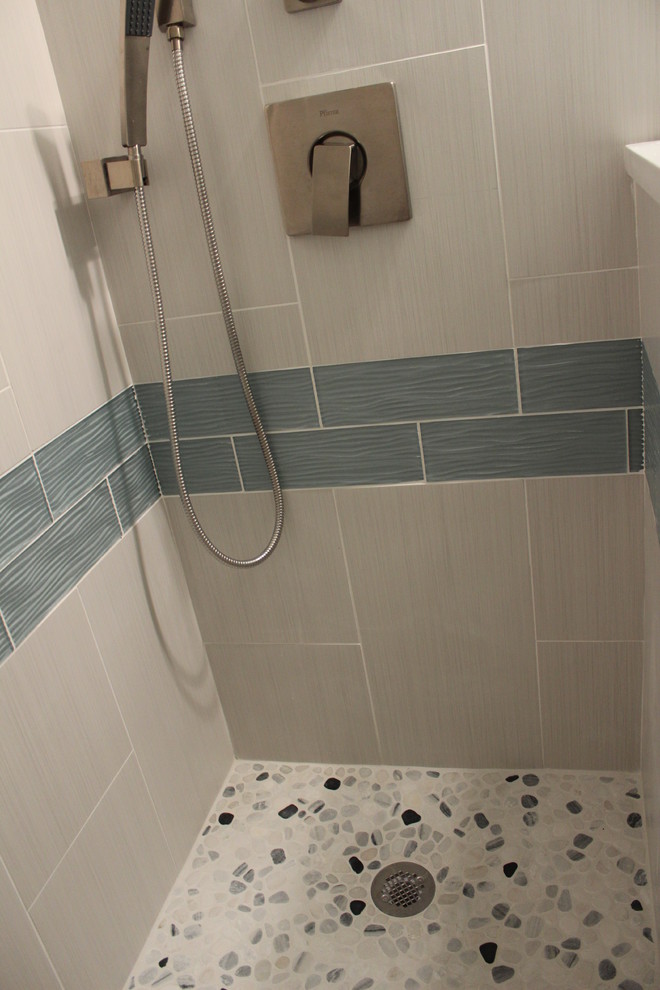 Ispirazione per una stanza da bagno padronale design di medie dimensioni con doccia alcova, piastrelle multicolore e pavimento in pietra calcarea
