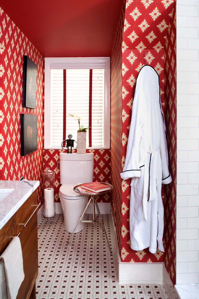 Foto de cuarto de baño bohemio con lavabo bajoencimera, baldosas y/o azulejos blancos, armarios con paneles lisos, puertas de armario de madera oscura y paredes rojas
