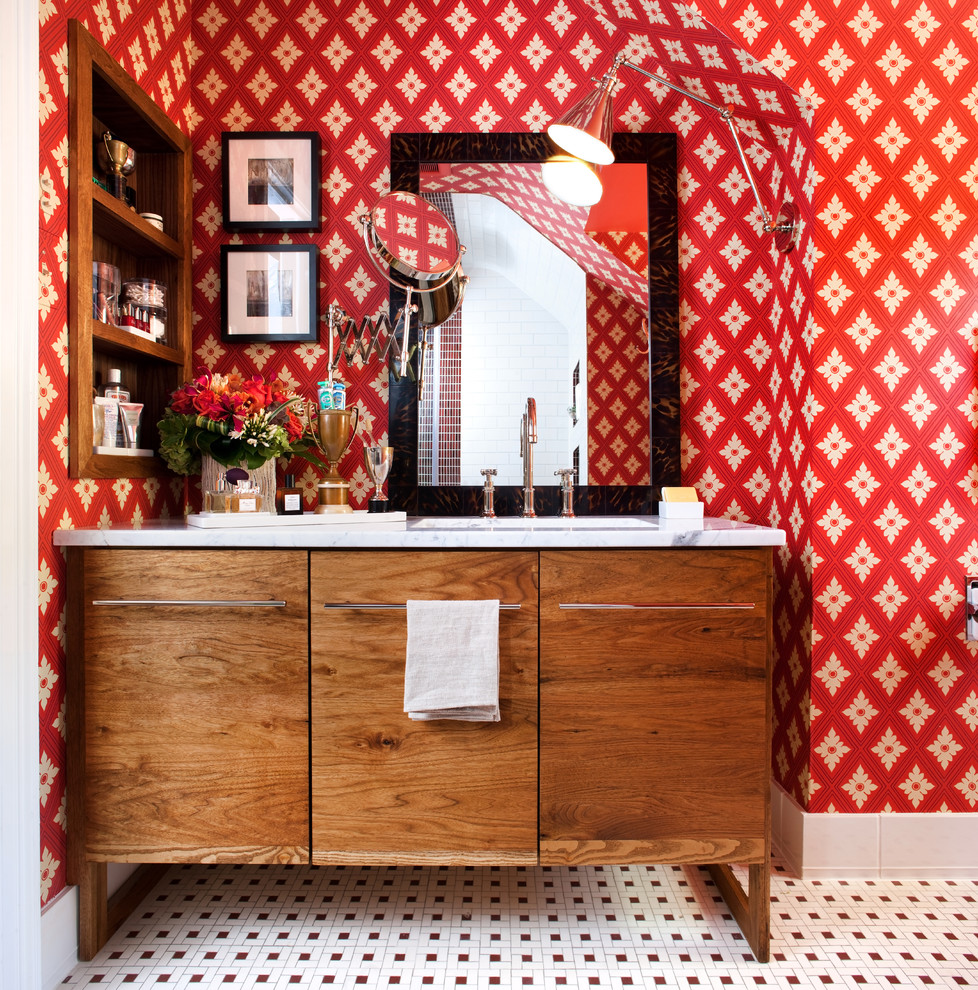 Foto på ett eklektiskt badrum, med ett undermonterad handfat, släta luckor, skåp i mellenmörkt trä, röda väggar och mosaikgolv