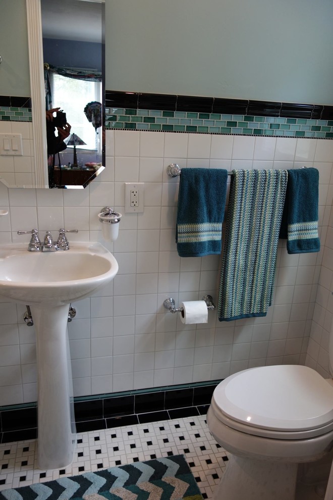 Kleines Maritimes Badezimmer En Suite mit Duschnische, grünen Fliesen, Glasfliesen und grüner Wandfarbe in San Diego