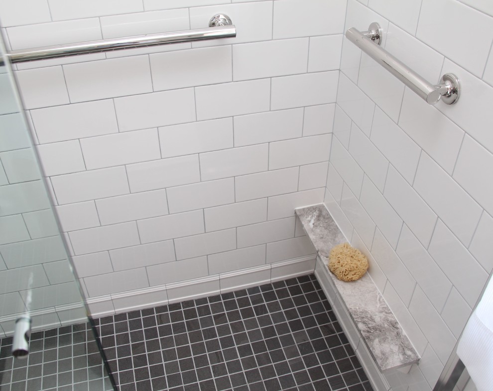 Foto på ett litet vintage badrum med dusch, med en toalettstol med separat cisternkåpa, ett piedestal handfat, en dusch i en alkov, svart och vit kakel, tunnelbanekakel, grå väggar och klinkergolv i keramik