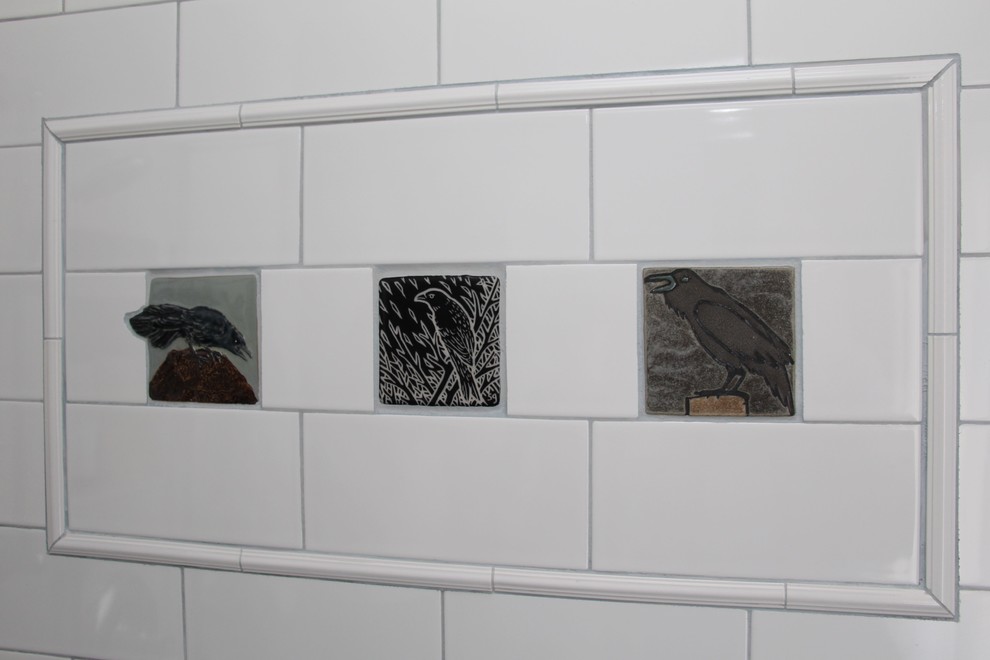 Inspiration för små klassiska badrum med dusch, med en toalettstol med separat cisternkåpa, ett piedestal handfat, en dusch i en alkov, svart och vit kakel, tunnelbanekakel, grå väggar och klinkergolv i keramik