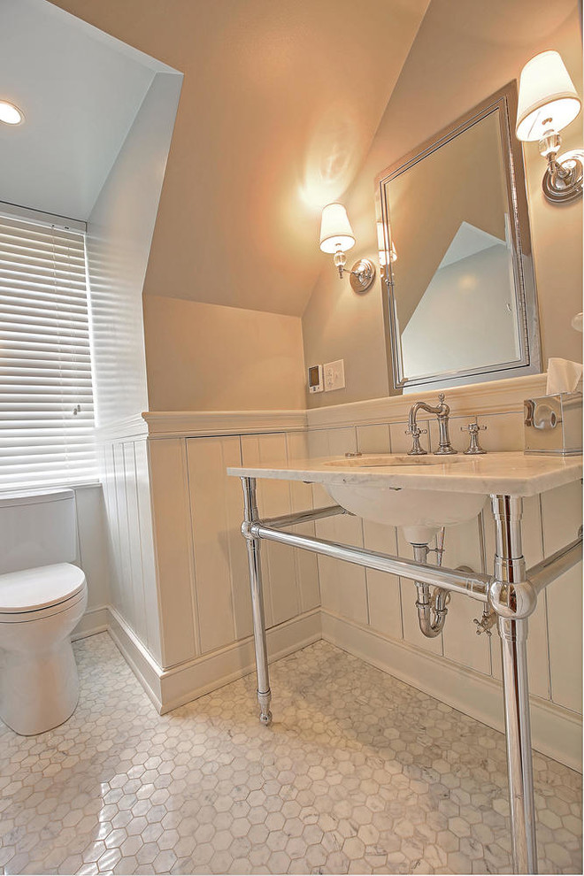 Exemple d'une petite douche en alcôve chic avec un lavabo encastré, un plan de toilette en marbre, WC séparés, un carrelage blanc, un carrelage de pierre, un mur blanc et un sol en marbre.