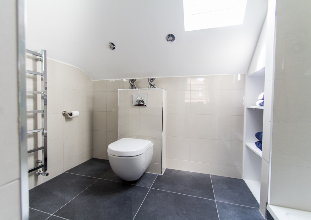 Kleines Modernes Duschbad mit Einbauwaschbecken, flächenbündigen Schrankfronten, hellbraunen Holzschränken, offener Dusche, Toilette mit Aufsatzspülkasten, beiger Wandfarbe und Keramikboden in London
