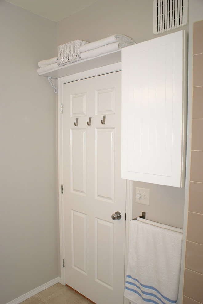 Bathroom - contemporary bathroom idea in Calgary
