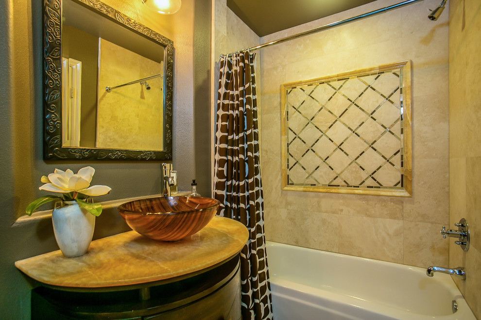 Idéer för små vintage badrum, med bruna skåp, ett platsbyggt badkar, en dusch/badkar-kombination, beige kakel, travertinkakel, bruna väggar, travertin golv och ett fristående handfat