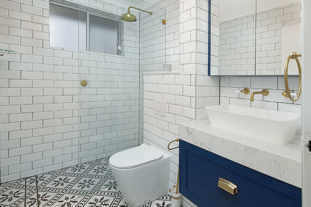 Idéer för att renovera ett litet vintage gul gult badrum med dusch, med skåp i shakerstil, blå skåp, en hörndusch, en toalettstol med hel cisternkåpa, vit kakel, keramikplattor, vita väggar, klinkergolv i keramik, ett fristående handfat, bänkskiva i akrylsten, svart golv och med dusch som är öppen