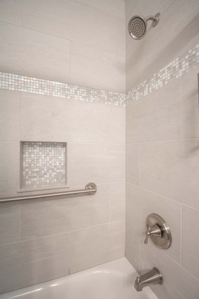 Inredning av ett klassiskt litet vit vitt en-suite badrum, med luckor med infälld panel, grå skåp, ett badkar i en alkov, en dusch/badkar-kombination, en toalettstol med separat cisternkåpa, grå kakel, keramikplattor, blå väggar, klinkergolv i keramik, ett undermonterad handfat, bänkskiva i kvarts, grått golv och dusch med skjutdörr