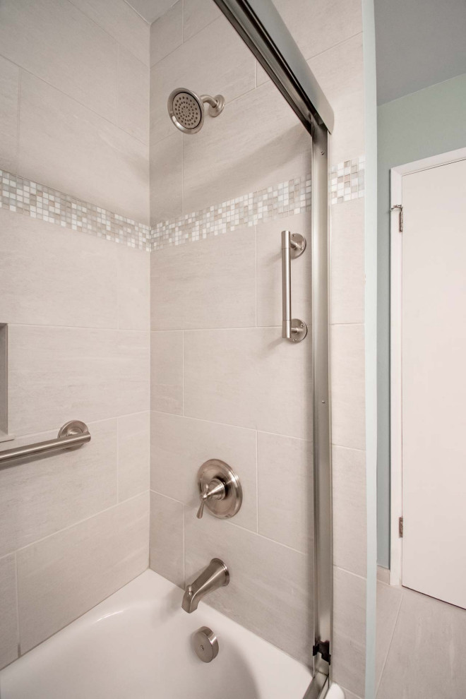 Exempel på ett litet klassiskt vit vitt en-suite badrum, med luckor med infälld panel, grå skåp, ett badkar i en alkov, en dusch/badkar-kombination, en toalettstol med separat cisternkåpa, grå kakel, keramikplattor, blå väggar, klinkergolv i keramik, ett undermonterad handfat, bänkskiva i kvarts, grått golv och dusch med skjutdörr