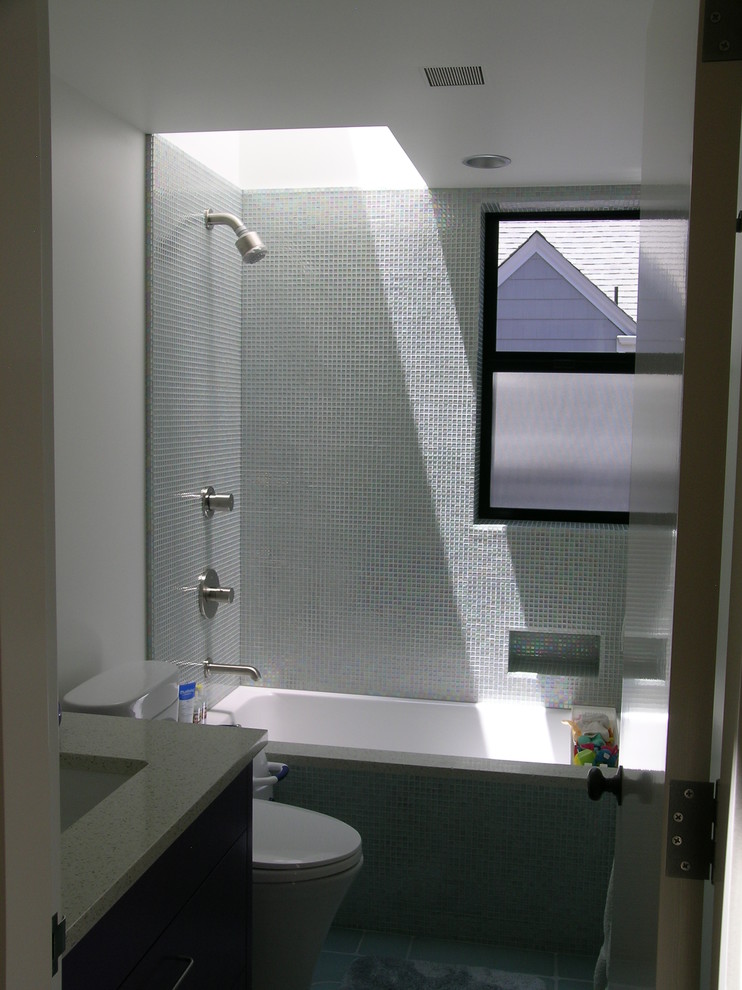 Foto de cuarto de baño actual con baldosas y/o azulejos en mosaico y ventanas
