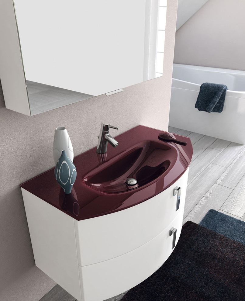 Foto di una stanza da bagno con doccia minimalista di medie dimensioni con ante bianche, vasca freestanding, pareti beige, lavabo integrato e pavimento grigio