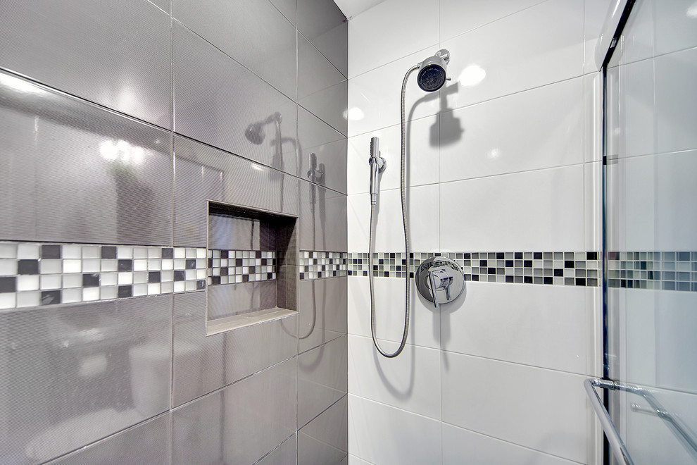 Пример оригинального дизайна: ванная комната в стиле модернизм с душем в нише, раздельным унитазом, серой плиткой и керамогранитной плиткой