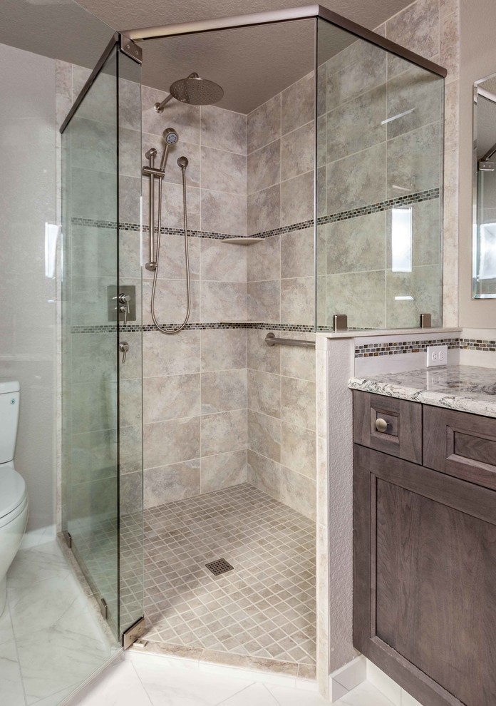 Idées déco pour une petite salle de bain éclectique en bois foncé avec un placard à porte shaker, une douche d'angle, un mur beige et un lavabo encastré.